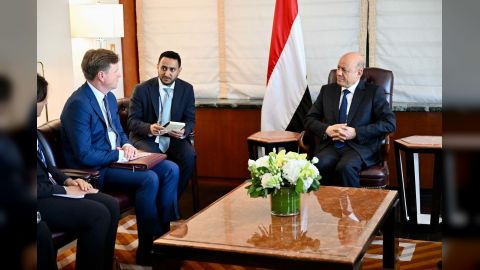 الرئيس العليمي يعقد لقاء ثلاثيا مع المبعوث الاميركي ومسؤولين في الخارجيتين البريطانية والفرنسية