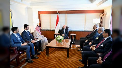 رئيس مجلس القيادة الرئاسي يستقبل وزير الخارجية السعودي