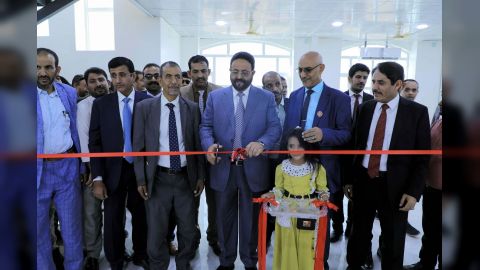 العرادة يعلن بناء كليتين ومبان سكنية في جامعة إقليم سبأ بمأرب ويفتتح معامل كلية الطب