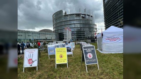 معرض صور أمام البرلمان الأوروبي يبرز انتهاكات مليشيات الحوثي لحقوق الانسان في اليمن