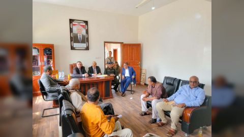 وكيل محافظة تعز يناقش الاحتياجات التنموية والخدمية لمدينة التربة 