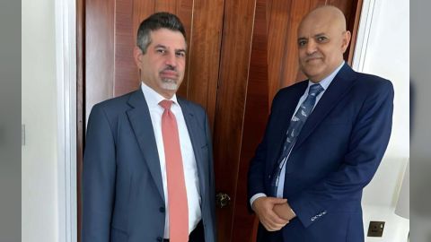 محافظ تعز يبحث مع السفير الامريكي عدد من القضايا المتعلقة برفع الحصار عن المدينة