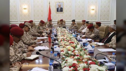 الفريق الداعري يعقد اجتماعاً موسعاً بقيادات وزارة الدفاع