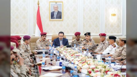 رئيس الوزراء يرأس في عدن اجتماعاً موسعاً لقيادات وزارة الدفاع