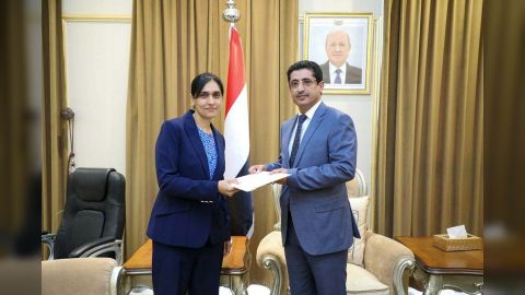 وكيل وزارة الخارجية يتسلم نسخة من اوراق اعتماد سفيرة المملكة المتحدة لدى اليمن