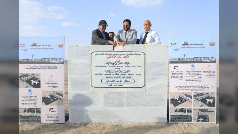 عضو مجلس القيادة العرادة يضع حجر الأساس لاستكمال مشروع مطار مأرب الدولي