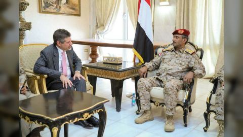 رئيس هيئة الأركان يبحث مع السفير الأمريكي أوجه التعاون العسكري والامني