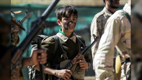 تقرير حقوقي يوثق تجنيد مليشيا الحوثي أكثر من ألفي طفل في عام ونصف