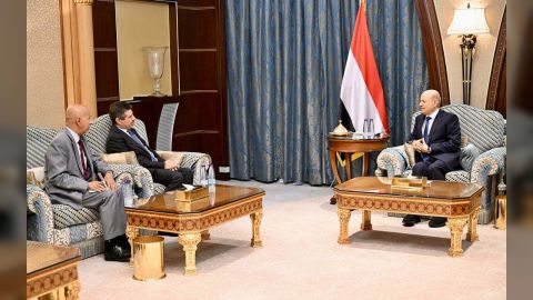 رئيس مجلس القيادة يستقبل السفير الاميركي للبحث في العلاقات الثنائية ومستجدات الوضع اليمني