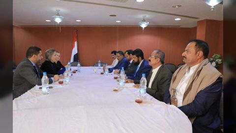 رؤساء أحزاب مأرب يناقشون مع فريق أممي المستجدات السياسية والأوضاع الاقتصادية