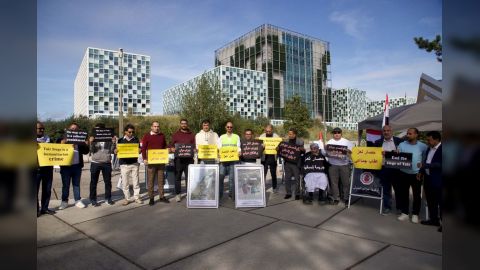 وقفة احتجاجية امام محكمة الجنايات الدولية تطالب برفع الحصار عن تعز ومحاكمة مليشيات الحوثي