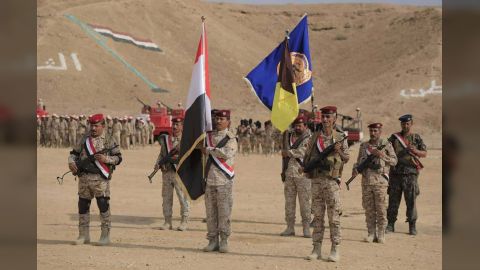 محافظ المهرة وقائد محور الغيضة يشهدان عرضا عسكريا بمناسبة أعياد الثورة اليمنية