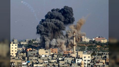 طوفان الأقصى... تواصل الاشتباكات داخل إسرائيل وضربات مكثفة على غزة