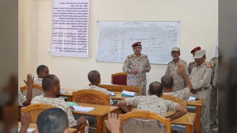 وزير الدفاع يطلع على سير العملية التعليمية في الكلية العسكرية