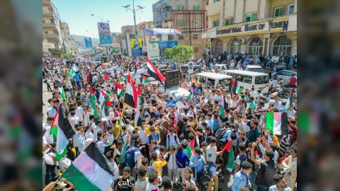 الآلاف يتظاهرون في تعز تضامناً مع الشعب الفلسطيني ودعـماً للمقاومة.