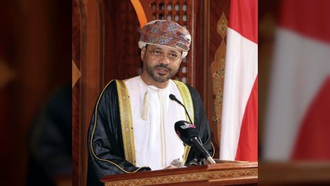 وزير الخارجية العماني: نساعد اليمنيين في رسم خارطة طريق لسلام شامل ودائم