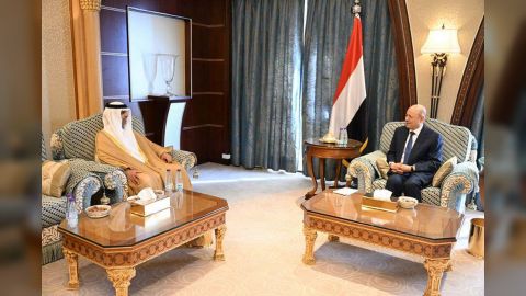 رئيس مجلس القيادة الرئاسي يستقبل السفير الاماراتي