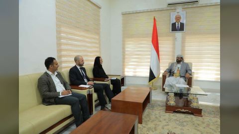 العرادة يلتقي وفد منظمة أطباء بلا حدود الهولندية ويناقش تدخلاتها الإنسانية في مأرب