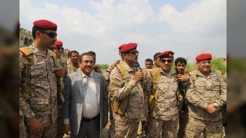 رئيس الأركان يزور المنطقة العسكرية الخامسة ويتفقد المقاتلين في جبهات محافظة حجة