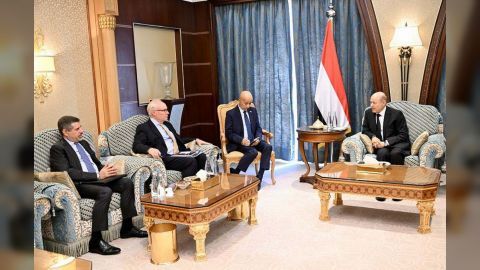 رئيس مجلس القيادة الرئاسي يستقبل المبعوث الاميركي