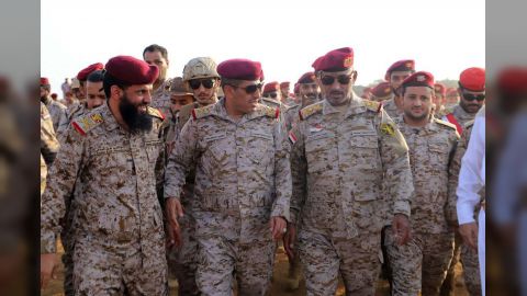 رئيس هيئة الأركان العامة يتفقد الوحدات العسكرية والمقاتلين في جبهات مران ورازح بمحافظة صعدة