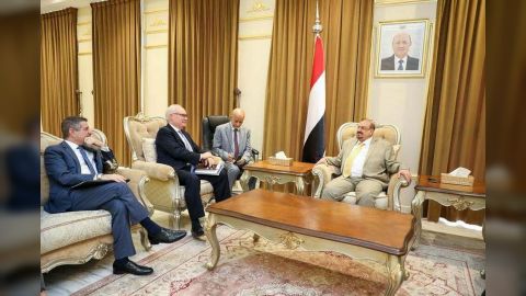 رئيس مجلس النواب يناقش مع المبعوث الامريكي فرص إحلال السلام والاستقرار في اليمن