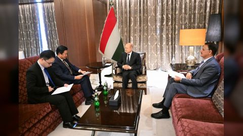 رئيس مجلس القيادة الرئاسي يتسلم رسالة من الرئيس الصيني