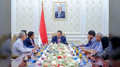 رئيس الوزراء يرأس اجتماع في عدن لقيادة وزارة النفط وشركتي النفط ومصافي عدن