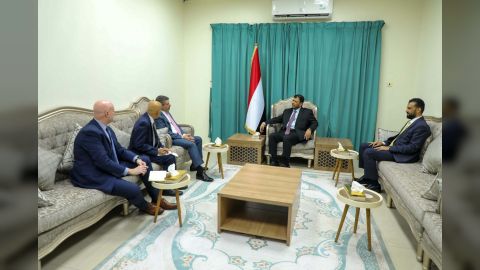 عضو مجلس القيادة الرئاسي الدكتور عبدالله العليمي يلتقي السفير الأمريكي