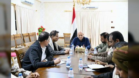 رئيس مجلس القيادة الرئاسي يجتمع بلجنة الطوارىء لمواجهة اثار الاعصار المداري