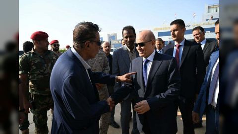 رئيس مجلس القيادة الرئاسي يعود الى العاصمة المؤقتة عدن