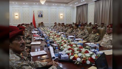 الفريق الداعري يجتمع بهيئات ودوائر وزارة الدفاع ومحور تعز