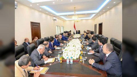 رئيس مجلس القيادة الرئاسي يرأس جانبا من اجتماع مجلس الوزراء