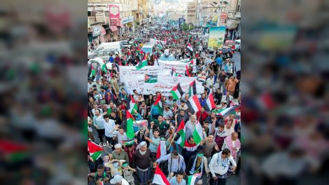 مظاهرة شعبية بتعز تدعو لايقاف حرب الإبادة على غزة