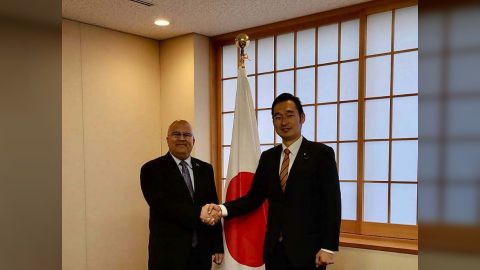 السفير السنيني يبحث مع نائب وزير الخارجية الياباني تعزيز العلاقات الثنائية