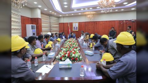 محافظ المهرة يشيد بجهود كهرباء ساحل حضرموت بإصلاح الأضرار نتيجة إعصار (تيج)