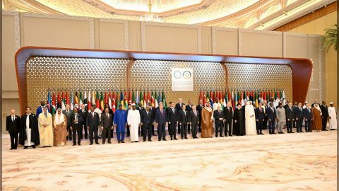 رئيس مجلس القيادة الرئاسي يشارك في الجلسة المفتوحة للقمة العربية الاسلامية المشتركة