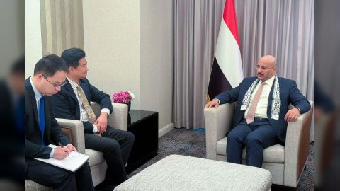 عضو مجلس القيادة العميد طارق صالح يستقبل القائم بأعمال السفير الصيني