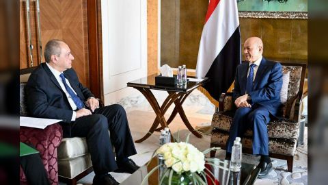 رئيس مجلس القيادة الرئاسي يستقبل السفير المصري