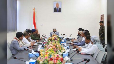 اللواء العرادة يترأس اجتماعاً بالمكاتب التنفيذية الخدمية بمأرب