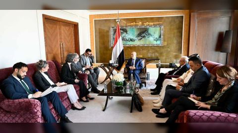 رئيس مجلس القيادة الرئاسي يرحب بالهدنة المؤقتة في الاراضي الفلسطينية