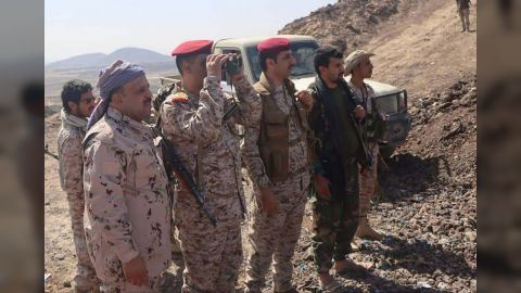 مدير دائرة العمليات الحربية يتفقد الأبطال في الجبهة الغربية لمحافظة مأرب