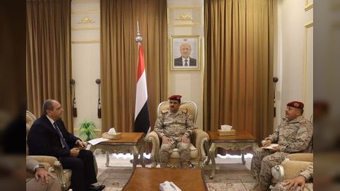 وزير الدفاع يبحث مع السفير المصري مستجدات الوضع اليمني