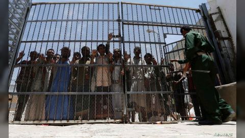 سجناء يبدؤون إضراباً عن الطعام في معتقل حوثي بالحديدة