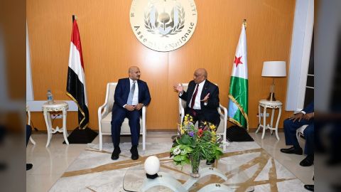 العميد طارق صالح يبحث مع رئيس البرلمان الجيبوتي تعزيز العلاقات الثنائية بين البلدين