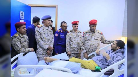 رئيس هيئة الأركان يزور جرحى الجيش الوطني والمقاومة في القاهرة