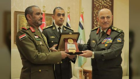 رئيس هيئة الأركان العامة يبحث مع نظيره المصري أوجه التعاون العسكري والأمني ومكافحة الإرهاب