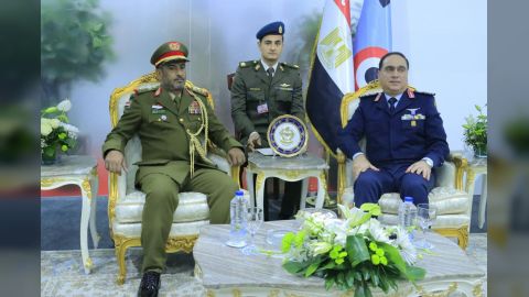 رئيس الاركان يبحث مع قائدي القوات البحرية والجوية المصرية التعاون العسكري بين البلدين