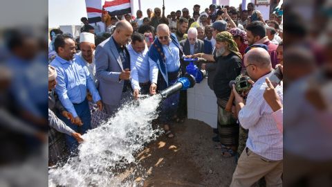 محافظ تعز يفتتح مشاريع مياه في مديرية ذو باب