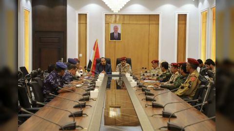 وزير الدفاع رئيس اللجنة الأمنية العليا يترأس اجتماعا للجنة الامنية بحضرموت